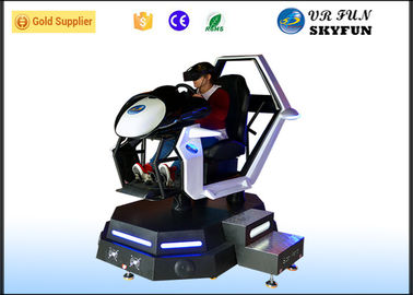 Simulatore di moto di realtà virtuale del gioco della vettura da corsa con il volante