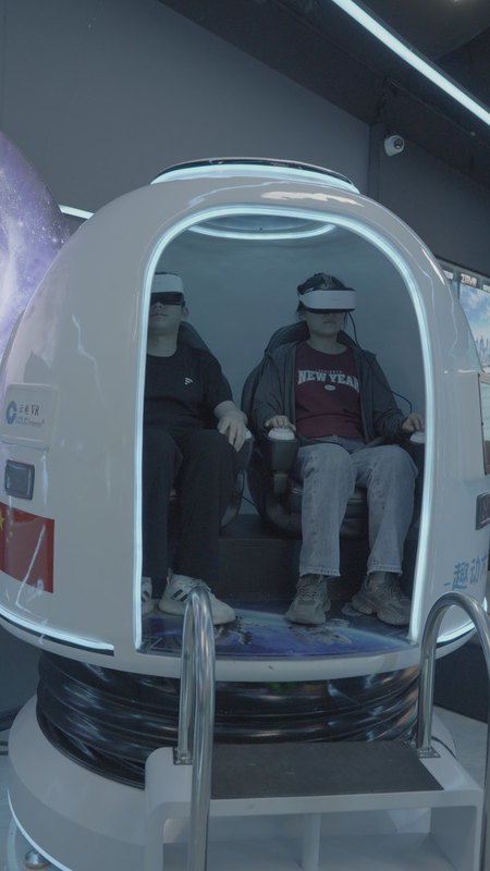 Simulatore Cinema VR a 2 posti Fun Space Capsule | Esclusiva capsula rotante a 360°, controllo a doppio schermo, oltre 20 giochi speciali, occhiali DPVR e multi-effetti – Produttore SKYFUN